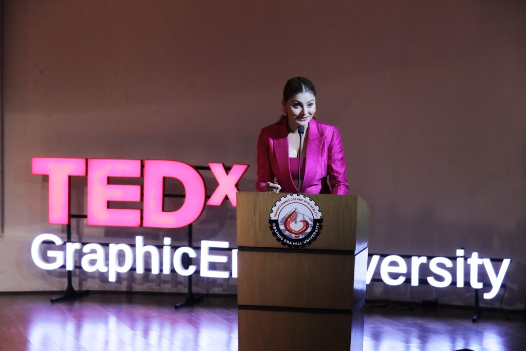 ग्राफिक एरा के टेड एक्स को सम्बोधित करते हुए फिल्म अभिनेत्री उर्वशी रौतेला